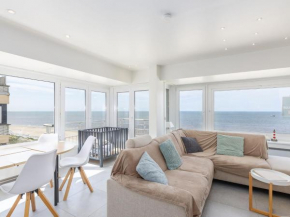Apartment with frontal sea view